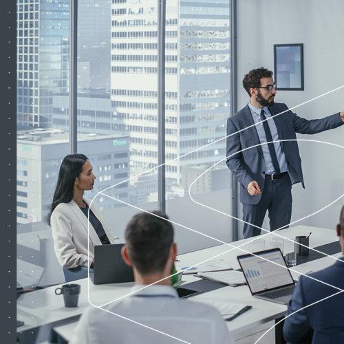 grupo de empresarios discutindo as estratégias jurídicas em uma sala de reuniões