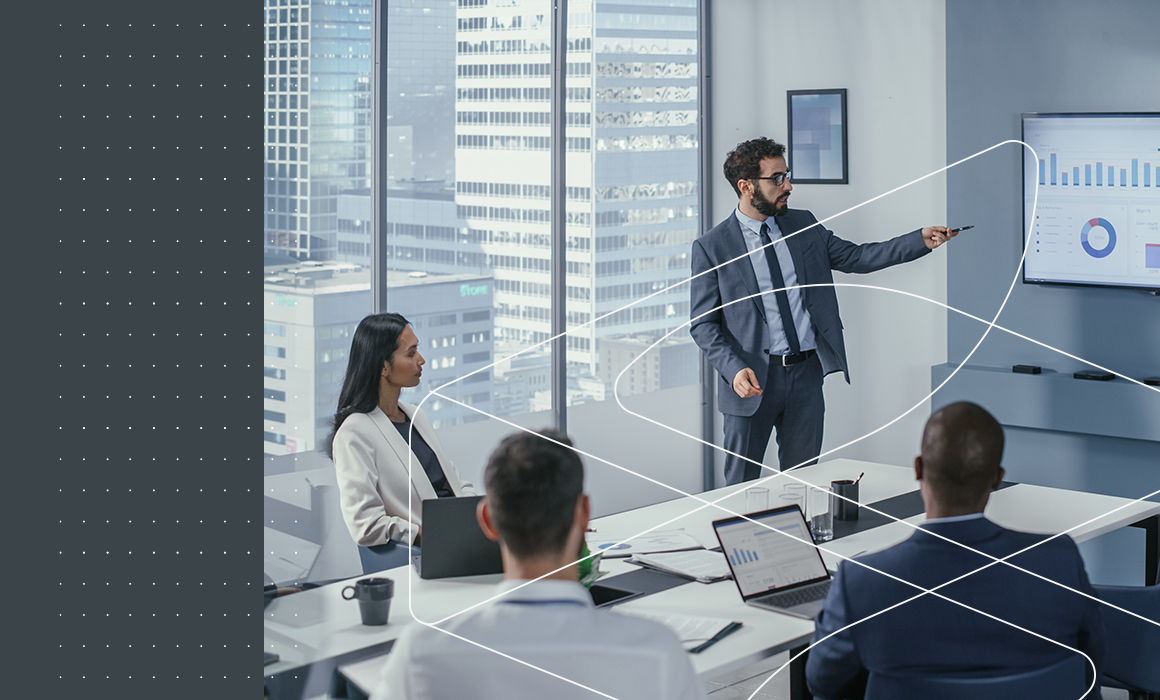 grupo de empresarios discutindo as estratégias jurídicas em uma sala de reuniões